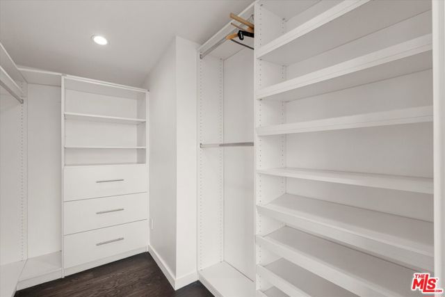 483 Carroll Canal Court, Venice CA: https://media.crmls.org/mediaz/9259c79e-5e54-46b8-9587-4d1b06f65b4a.jpg