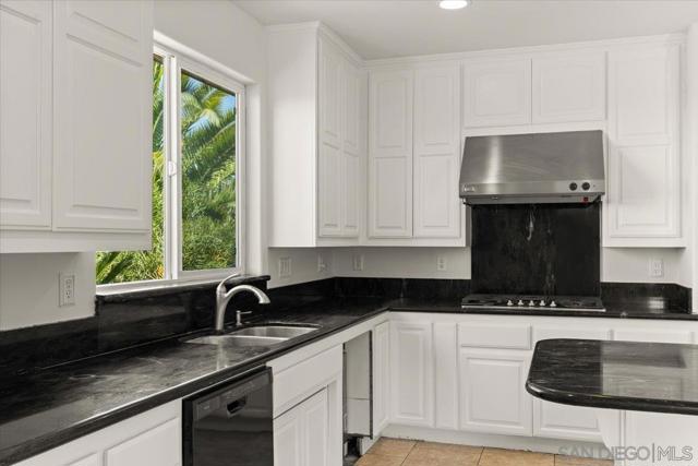 2342 CARIOCA PL, Vista CA: https://media.crmls.org/mediaz/9259dd4e-3b2f-4cbe-a900-389fd0afc362.jpg