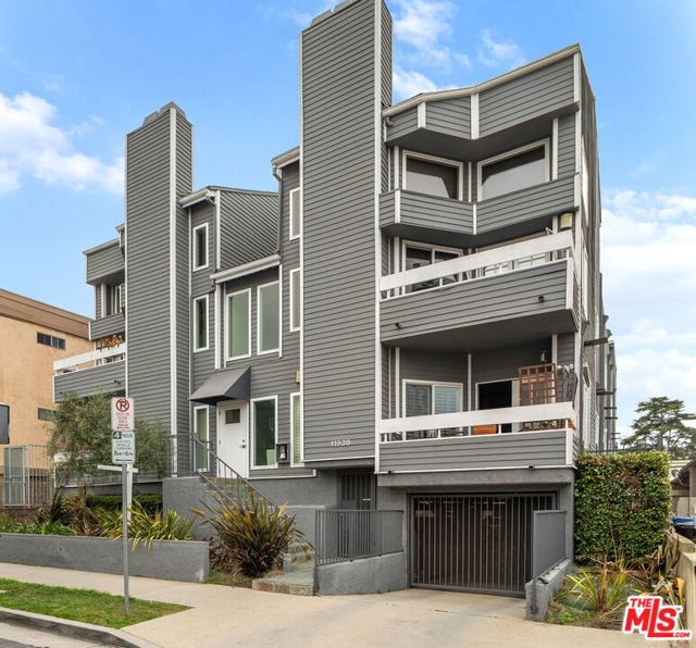 11938 Courtleigh Drive, Los Angeles CA: https://media.crmls.org/mediaz/925a58e7-8bc3-4324-ae68-32dd91bec7ef.jpg