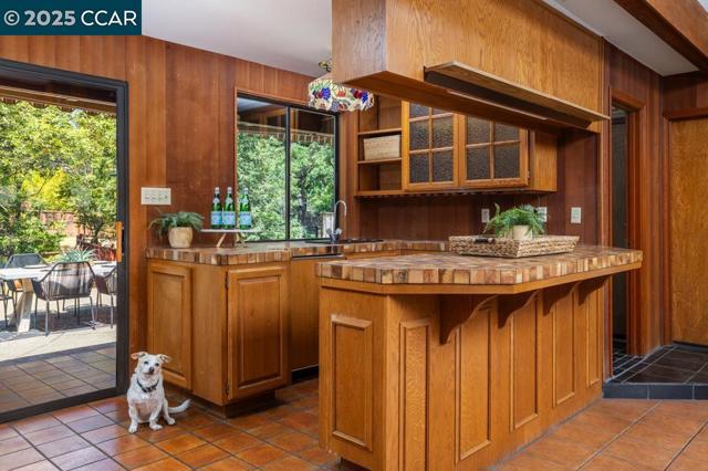 216 Castle Glen Rd, Walnut Creek CA: https://media.crmls.org/mediaz/925a9b49-5eeb-44cd-a68c-3117108bff42.jpg