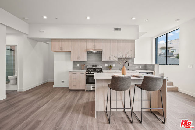 1202 N Orange, West Hollywood CA: https://media.crmls.org/mediaz/925abfa1-d99c-4917-a6c7-00588713f298.jpg