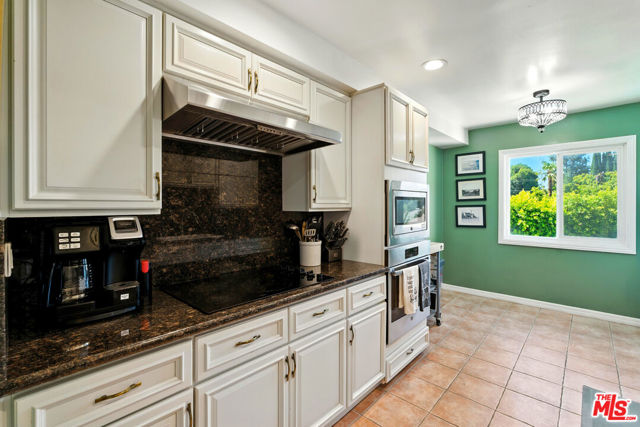 12955 Riverside Drive, Sherman Oaks CA: https://media.crmls.org/mediaz/925acfa1-4897-4d06-a378-b9bf5cc60d10.jpg
