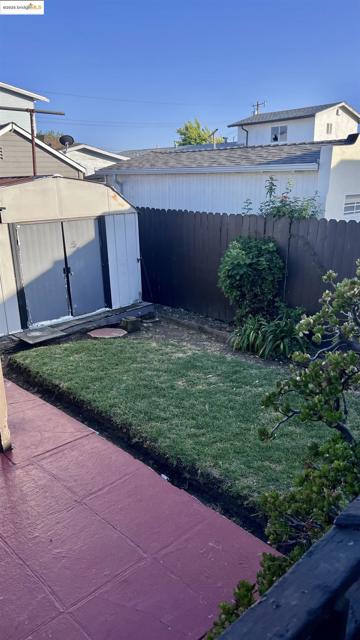 2526 64th Ave, Oakland CA: https://media.crmls.org/mediaz/925c8b35-cdbd-4caa-bf61-d9225cd49573.jpg