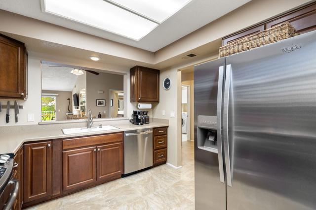 285 Desert Falls E Drive, Palm Desert CA: https://media.crmls.org/mediaz/925dd2d6-eb54-4eef-81b2-2bbde78effe8.jpg