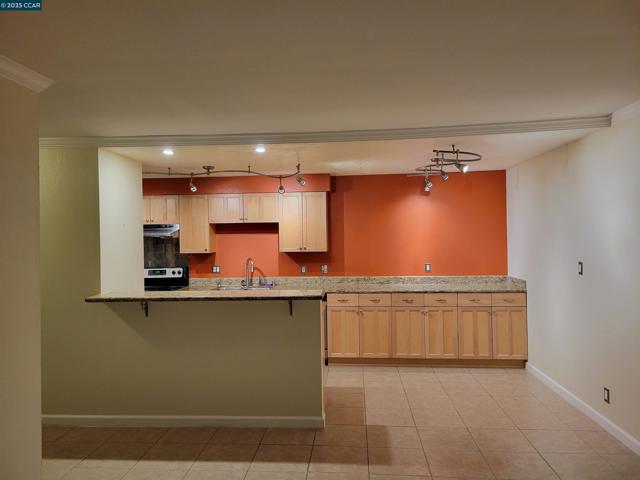 590 El Dorado, Oakland CA: https://media.crmls.org/mediaz/925ef695-e7cd-419f-a508-37e53daf50e8.jpg