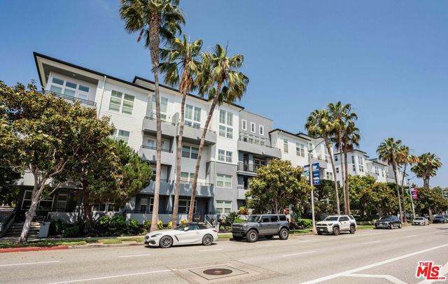 7100 Playa Vista Drive, Playa Vista CA: https://media.crmls.org/mediaz/9260623d-8948-4a63-b38e-f3594e7ad413.jpg