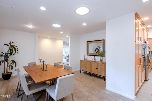 5245 Bubbling Well Lane, La Canada Flintridge CA: https://media.crmls.org/mediaz/92621842-d96e-4a8b-b458-ef3a595e5e67.jpg