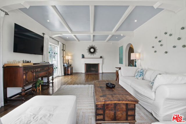 3691 Aureola Boulevard, View Park CA: https://media.crmls.org/mediaz/9262a485-6548-4018-b193-35cd50eee60b.jpg