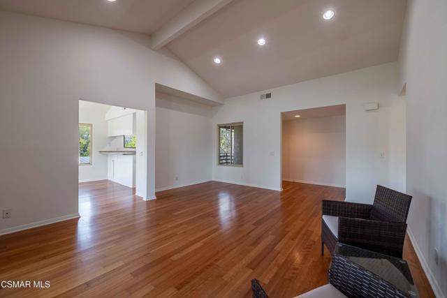 460 Arbor Lane Court, Thousand Oaks CA: https://media.crmls.org/mediaz/9263af82-c569-4910-b334-cebcad5b8e40.jpg