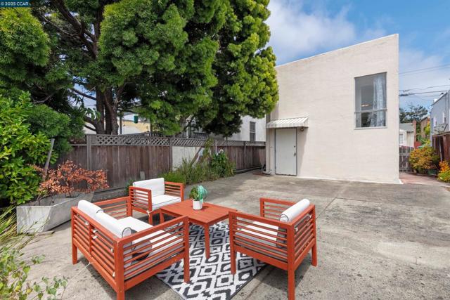 708 Cornell Ave, Albany CA: https://media.crmls.org/mediaz/92643e29-df81-4f95-b384-f53014a062a3.jpg