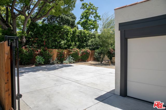 898 N Chester Avenue, Pasadena CA: https://media.crmls.org/mediaz/92649277-0176-4b5b-91da-44087a4ce8ca.jpg