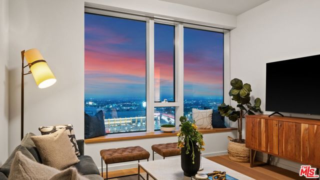 889 Francisco Street, Los Angeles CA: https://media.crmls.org/mediaz/92653a8f-0b1f-4f60-8eb5-bc4fa6ca0d2c.jpg