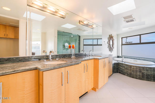 3300 Ocean Drive, Oxnard CA: https://media.crmls.org/mediaz/9265454f-2138-4977-b47a-41df0fec26c8.jpg