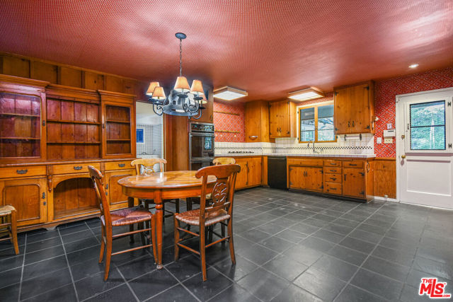 2037 Benedict Canyon Drive photo 11