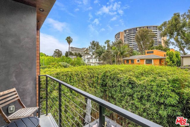 749 Oxford Ave Avenue, Venice CA: https://media.crmls.org/mediaz/92685faf-7f67-4509-9bc9-a1359a1549d1.jpg