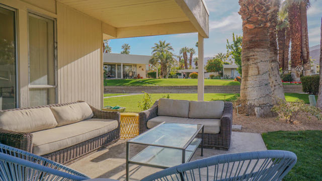 472 Sandpiper Street, Palm Desert CA: https://media.crmls.org/mediaz/9268824e-9ecb-4180-b79d-a1c803925e63.jpg