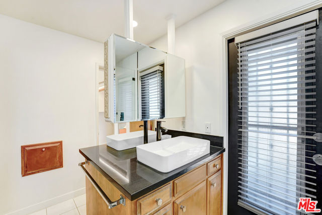 6409 Graves Avenue, Lake Balboa CA: https://media.crmls.org/mediaz/9269112f-5827-46ca-8eb8-7bf6f95e76e3.jpg