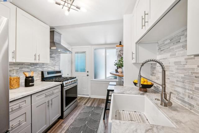 2449 26TH AVENUE, Oakland CA: https://media.crmls.org/mediaz/92695de8-a03e-4d2d-b835-ebc749d5e678.jpg