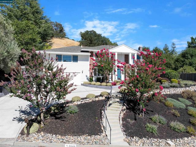 2646 Roundhill Dr, Alamo CA: https://media.crmls.org/mediaz/9269aafe-a8c7-4248-8606-9dfe37ea52d6.jpg