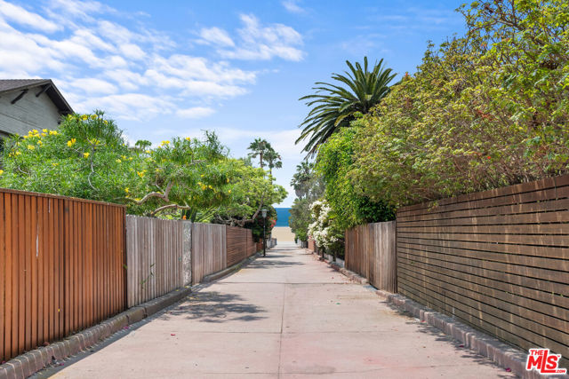 45 Breeze Avenue, Venice CA: https://media.crmls.org/mediaz/926a99bd-4ece-462d-9f55-df12baaa1e74.jpg