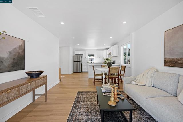 10060 Bernhardt Dr, Oakland CA: https://media.crmls.org/mediaz/926ad227-53d6-4e94-815c-c6a72b3829d8.jpg