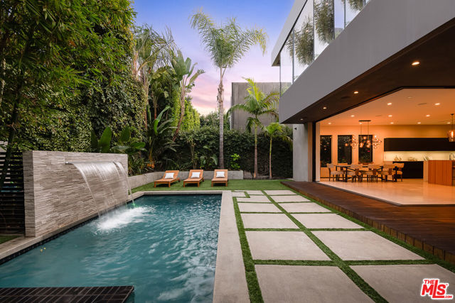 428 N La Jolla Avenue, Los Angeles CA: https://media.crmls.org/mediaz/926ad25c-9f81-426e-8693-6966da6a0240.jpg