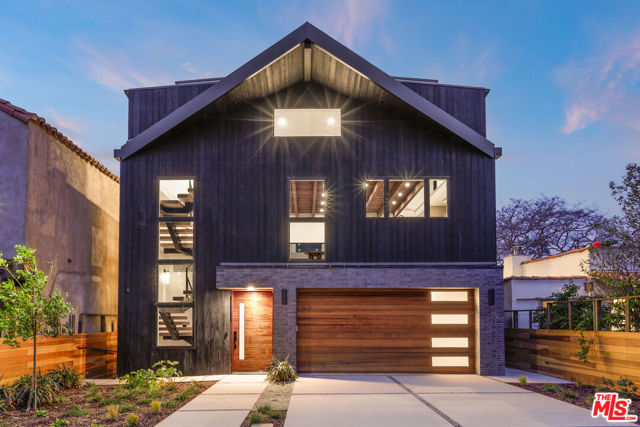 2530 Beverley Avenue, Santa Monica CA: https://media.crmls.org/mediaz/926ba72f-ce72-4dd1-bf6b-e06054c461a9.jpg