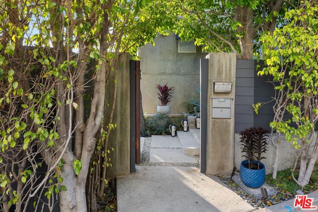 1415 Summitridge Drive, Beverly Hills CA: https://media.crmls.org/mediaz/926bf85b-090a-4296-b70b-7d37a9994ee5.jpg
