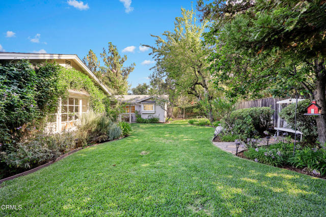 4929 Oakwood Avenue, La Canada Flintridge CA: https://media.crmls.org/mediaz/926c5ee2-5701-40c8-b95c-6b9e2ce9f9c3.jpg