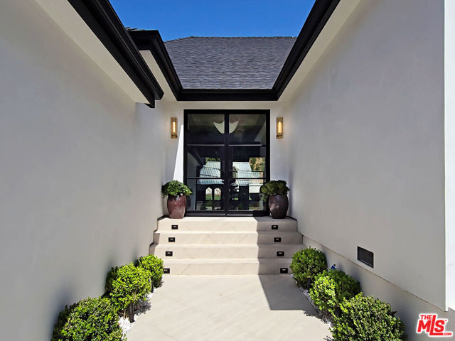 2288 Coldwater Canyon Drive, Beverly Hills CA: https://media.crmls.org/mediaz/926cd518-4a2a-447d-94ad-5656b195fdf7.jpg