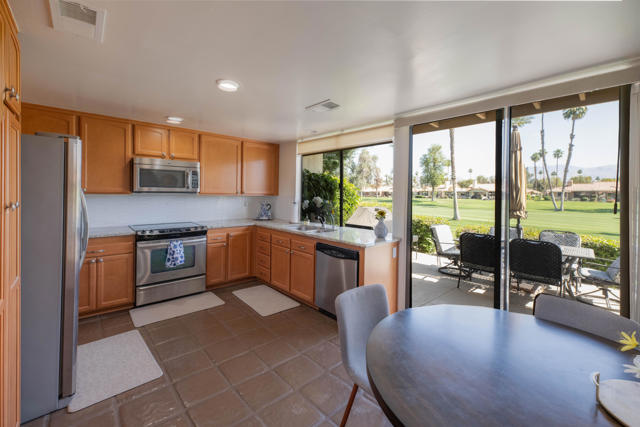 177 Las Lomas, Palm Desert CA: https://media.crmls.org/mediaz/926d2e91-4c85-49df-81c2-5e78298dd75d.jpg