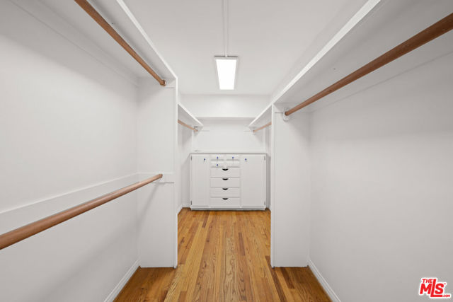 357 S El Camino Drive, Beverly Hills CA: https://media.crmls.org/mediaz/926dbec5-f9f3-43d0-9a76-edab856cfdbf.jpg