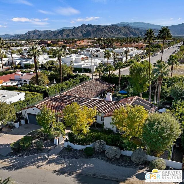 535 E Via Colusa, Palm Springs CA: https://media.crmls.org/mediaz/926dc957-30f1-4e8b-92c8-337d26302a8c.jpg