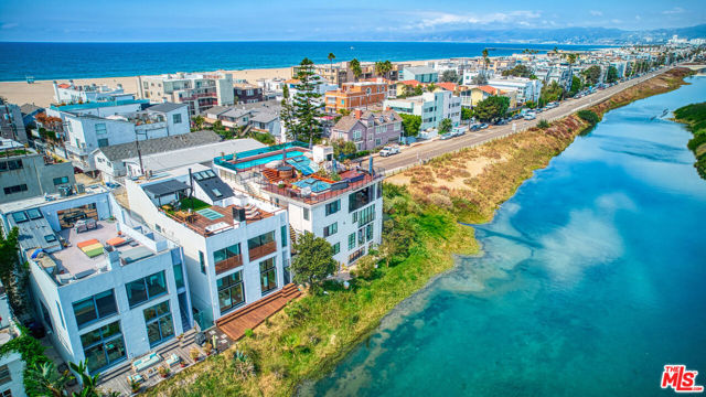 5106 Pacific Avenue, Marina del Rey CA: https://media.crmls.org/mediaz/926e811c-5283-4d87-bec8-46f0770d5cd1.jpg