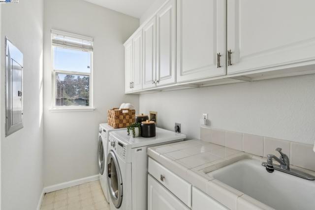 3879 Blackstone Ct, Castro Valley CA: https://media.crmls.org/mediaz/926ed243-70b3-4db2-aa1b-5e5bffb8f10f.jpg