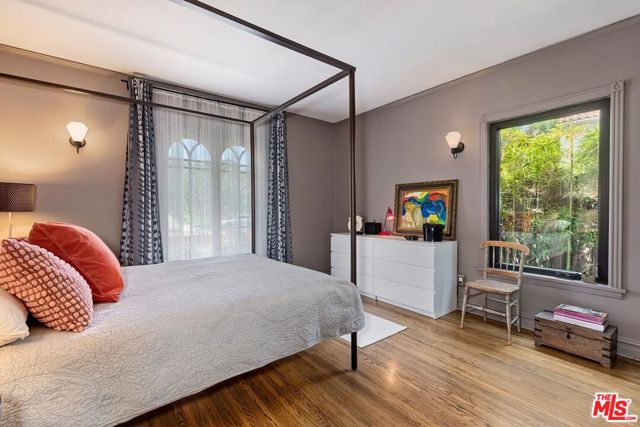 100 N Arden Boulevard, Los Angeles CA: https://media.crmls.org/mediaz/926f534e-c8d6-437d-9983-2a2b91c7add6.jpg