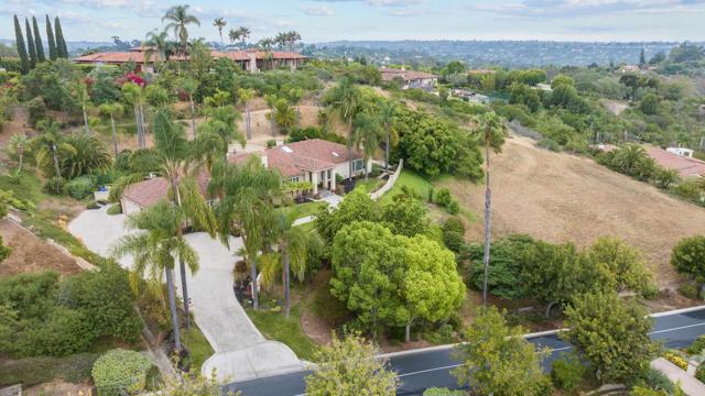 18150 Via Ascenso, Rancho Santa Fe CA: https://media.crmls.org/mediaz/926f995c-d568-4b12-b152-3b2e9b496fb1.jpg