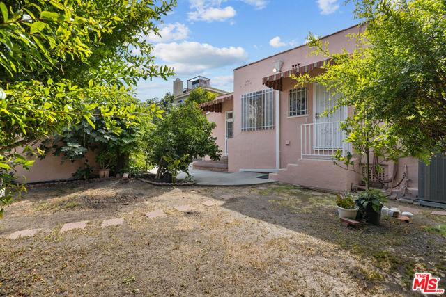 252 S Maple, Beverly Hills CA: https://media.crmls.org/mediaz/92720ed2-9337-4a2b-bcb3-7a21bf0df929.jpg