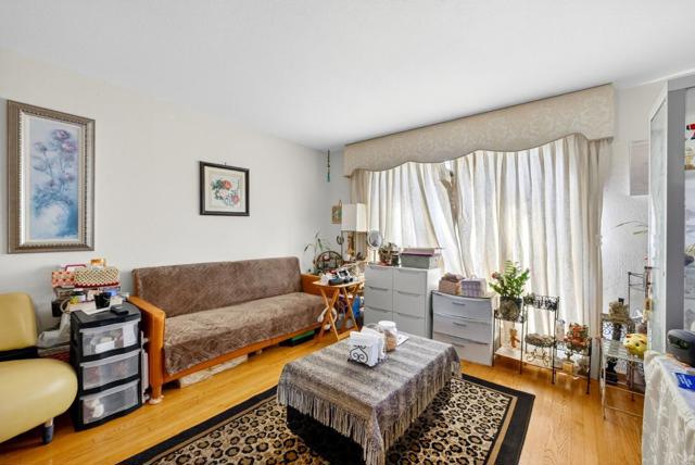 476 7th Avenue, San Francisco CA: https://media.crmls.org/mediaz/92722e38-c22e-458a-8c15-9c048ee47894.jpg