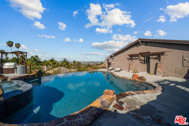 32070 Via Vera, Bonsall CA: https://media.crmls.org/mediaz/927263c7-ab7e-4074-8a67-0260d38f2abe.jpg