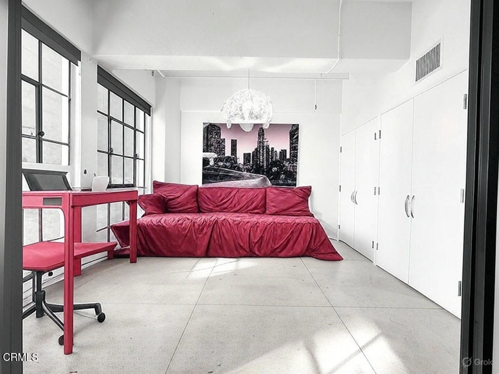 https://media.crmls.org/mediaz/92737919-08eb-409a-813d-54753cb65b6b.jpg?preset=X-Large