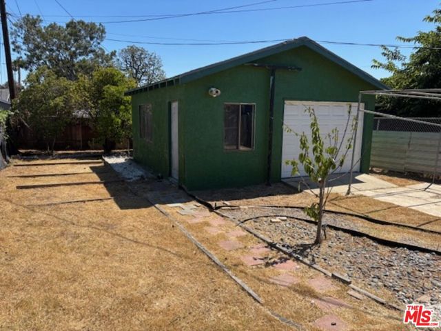 6330 S Harcourt Avenue, Los Angeles CA: https://media.crmls.org/mediaz/9273edba-ad0a-4e44-8fea-f6198a792e67.jpg