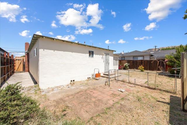 3552 E Hills Drive, San Jose CA: https://media.crmls.org/mediaz/9275a277-598a-432a-ad90-c2af3ebba3ec.jpg