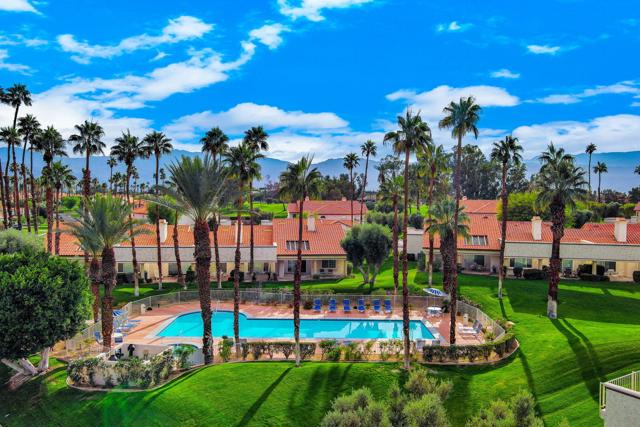 285 Desert Falls E Drive, Palm Desert CA: https://media.crmls.org/mediaz/9275f5e4-7ba6-4727-937f-1902c96b7bb3.jpg