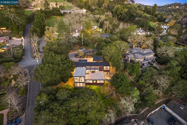 2 Crane Ct, Orinda CA: https://media.crmls.org/mediaz/9275f77b-07ca-4959-8e24-fc9be3806ded.jpg