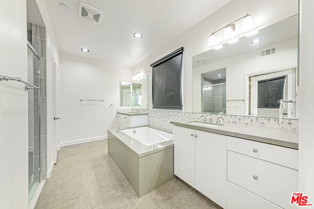 https://media.crmls.org/mediaz/927604df-adf7-4b0a-b108-d8aaf4a44c0c.jpg?preset=X-Large