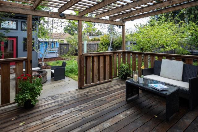 402 Poplar Avenue, Redwood City CA: https://media.crmls.org/mediaz/92761e61-dc44-4d69-9615-e61d57114519.jpg