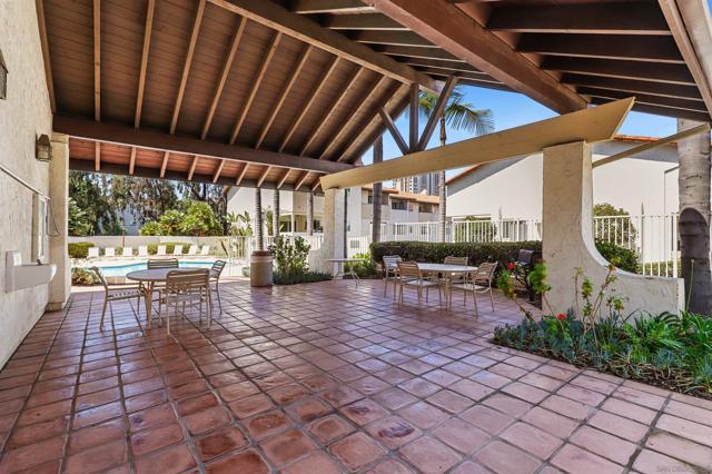 3946 La Jolla Village Dr, La Jolla CA: https://media.crmls.org/mediaz/92768a15-0a18-4d7d-a6d8-640182e0590f.jpg
