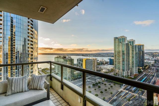 700 W E St, San Diego CA: https://media.crmls.org/mediaz/92778a80-4dca-4330-90e7-65b03def2138.jpg
