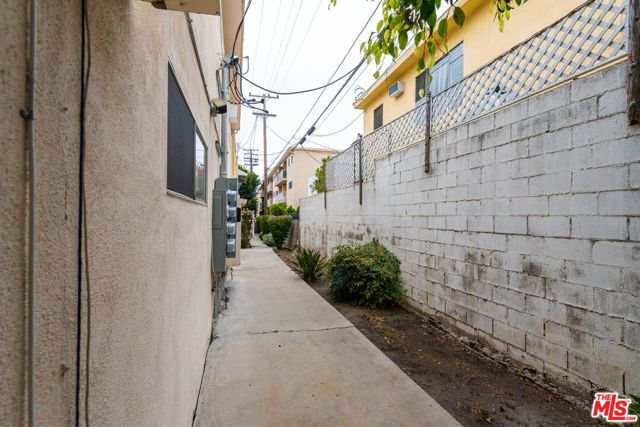 553 Flores Street, West Hollywood, California 90048, ,Multi-Family,For Sale,Flores,24395707